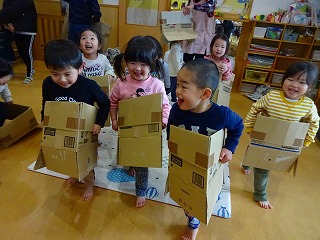 ダンボール箱でどんどん遊ぼう 造形遊び き組 2歳児 公式 認定こども園コモド まさき園 まつすえ園